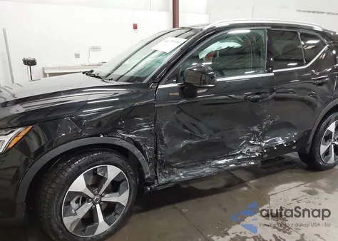 2025 Volvo Xc40 B5 Core Bright Theme z USA, uszkodzony, nr VIN YV4L12UJ5S2596610